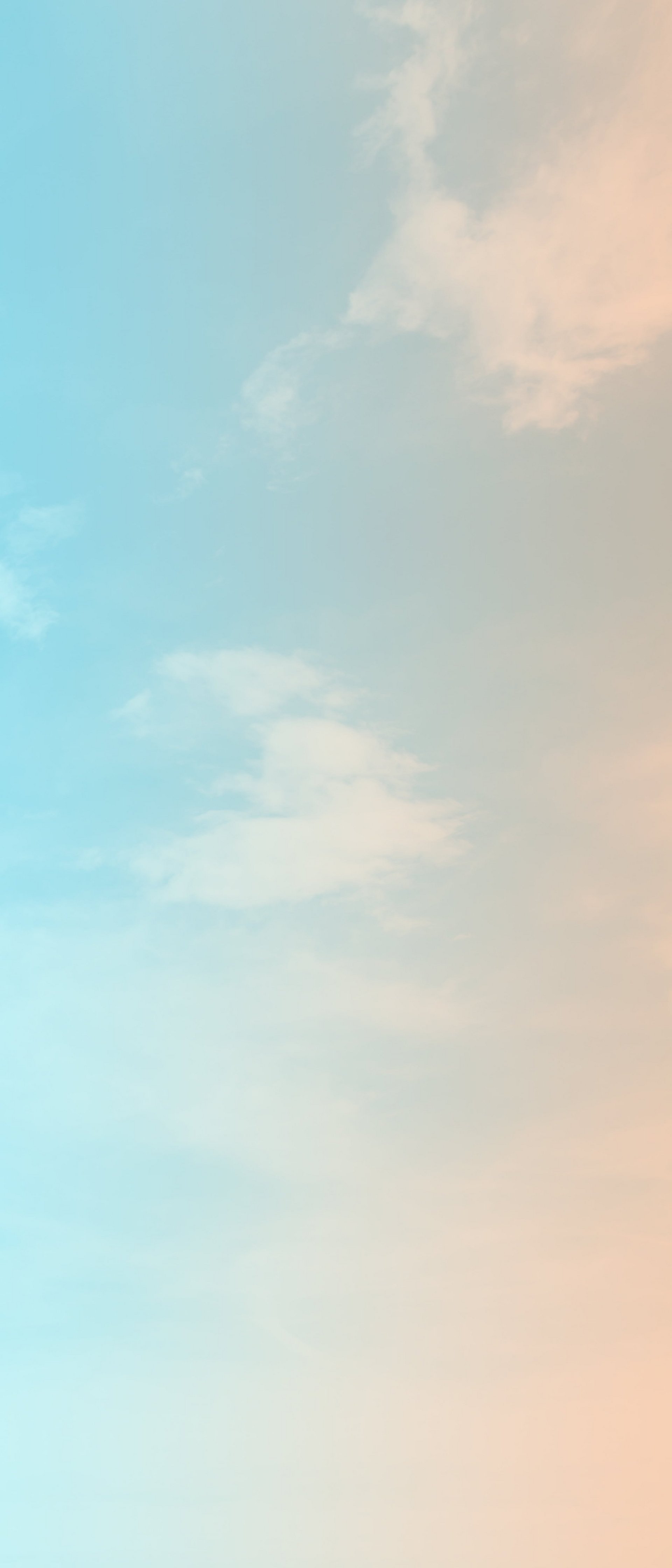 Wolken auf Himmel, der einen Verlauf von Hellblau links zu Orange rechts hat